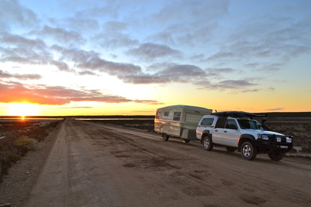 eyre-peninsula-desert-highway-caravan